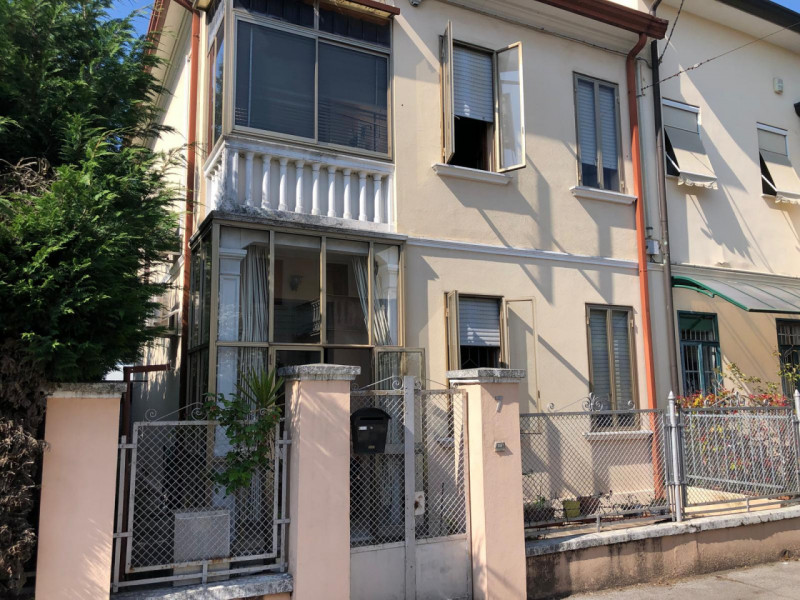 Zona Ospedale centrale affittasi dal 1 Maggio 2026 solo a referenziatissimi porzione di testa di ...