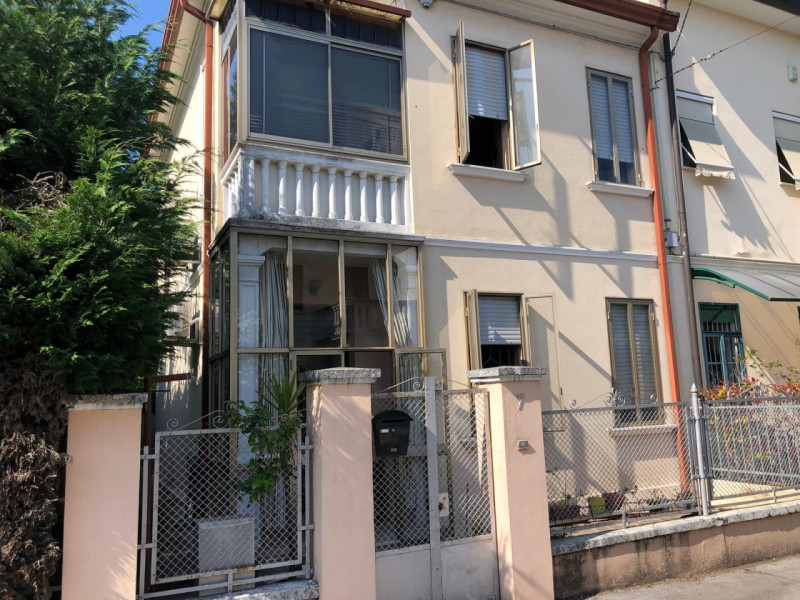 Zona Ospedale centrale affittasi dal 1 Maggio 2026 solo a referenziatissimi porzione di testa di ...