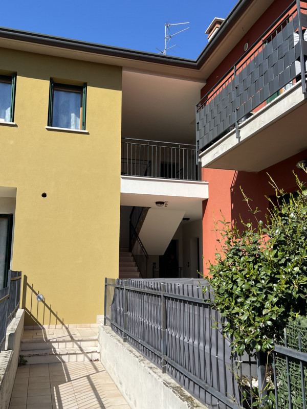 BICAMERE PIANO TERRA CON SCOPERTO ESCLUSIVO E AUTORIMESSA DOPPIA IN VENDITA A PONTE DI BARBARANO ...