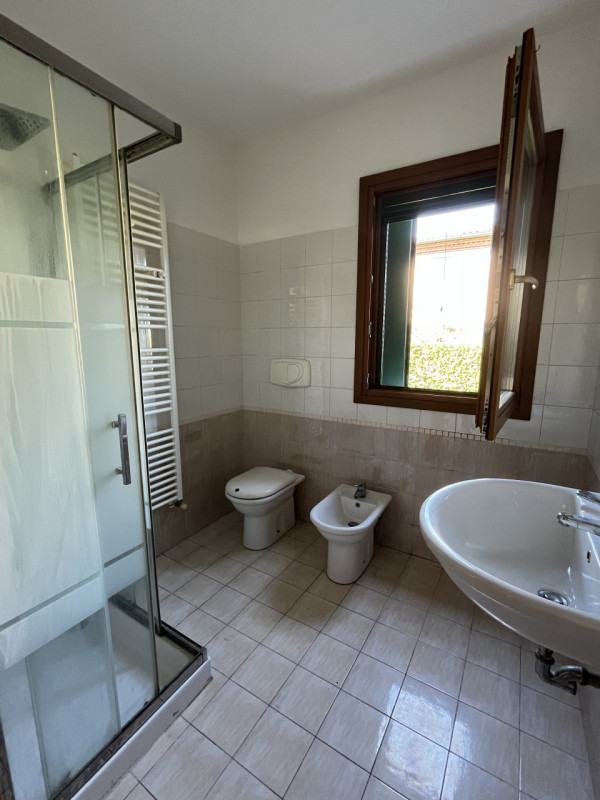 BICAMERE PIANO TERRA CON SCOPERTO ESCLUSIVO E AUTORIMESSA DOPPIA IN VENDITA A PONTE DI BARBARANO ...