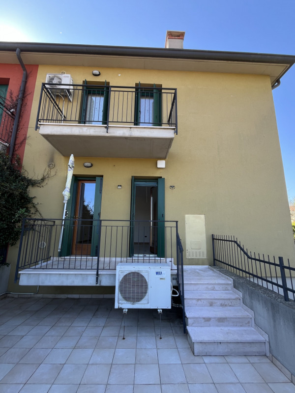 BICAMERE PIANO TERRA CON SCOPERTO ESCLUSIVO E AUTORIMESSA DOPPIA IN VENDITA A PONTE DI BARBARANO ...