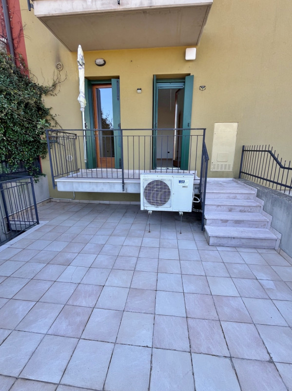 BICAMERE PIANO TERRA CON SCOPERTO ESCLUSIVO E AUTORIMESSA DOPPIA IN VENDITA A PONTE DI BARBARANO ...