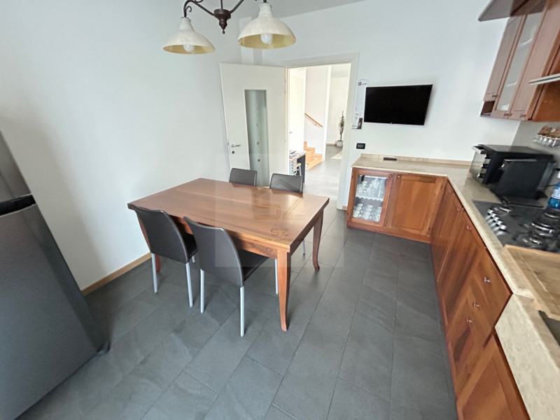 ALBIGNASEGO - ZONA FERRI

Porzione di trifamiliare recente con giardino

Situata in una delle zon...