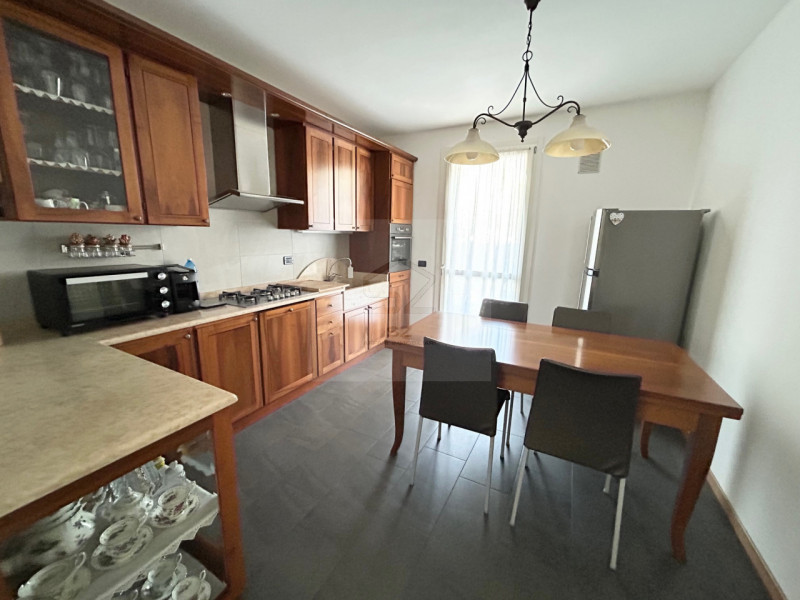 ALBIGNASEGO - ZONA FERRI

Porzione di trifamiliare recente con giardino

Situata in una delle zon...