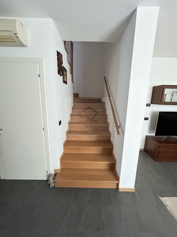 ALBIGNASEGO - ZONA FERRI

Porzione di trifamiliare recente con giardino

Situata in una delle zon...