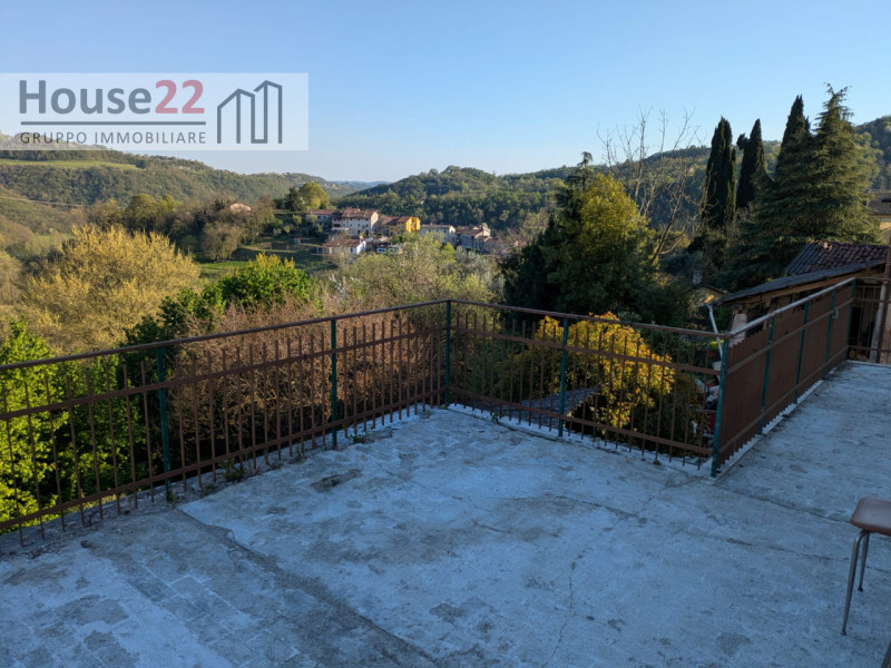 GAMBUGLIANO – VICENZA. In posizione panoramica con vista sui colli vendesi RUSTICO DA RISTRUTTURA...