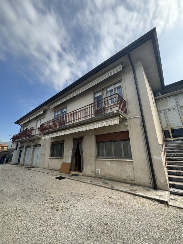 Proponiamo in vendita un ampio appartamento trilocale di 85 mq situato nella tranquilla zona resi...