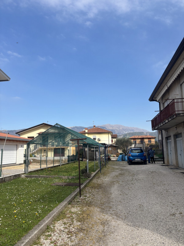 Proponiamo in vendita un ampio appartamento trilocale di 85 mq situato nella tranquilla zona resi...