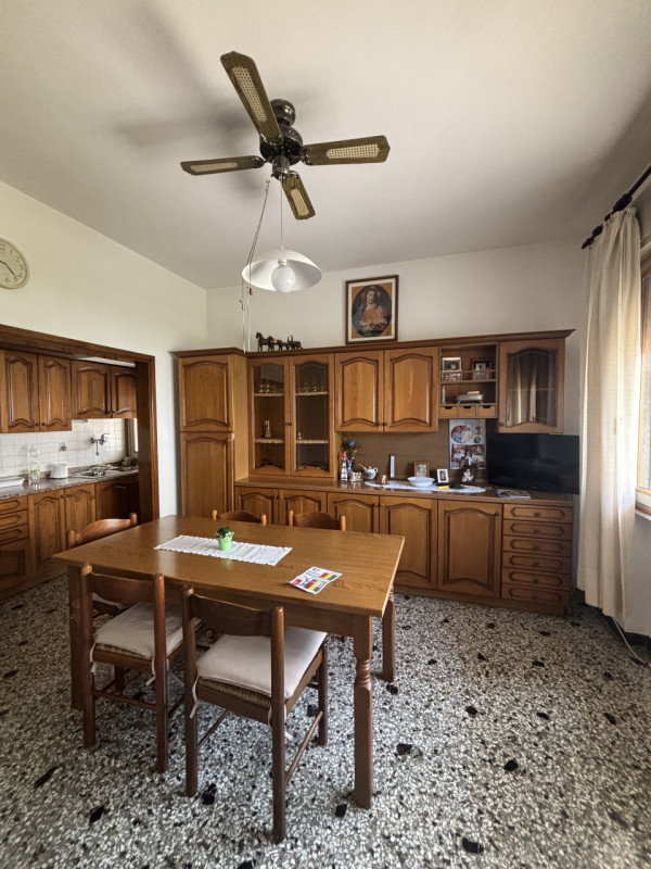 Proponiamo in vendita un ampio appartamento trilocale di 85 mq situato nella tranquilla zona resi...