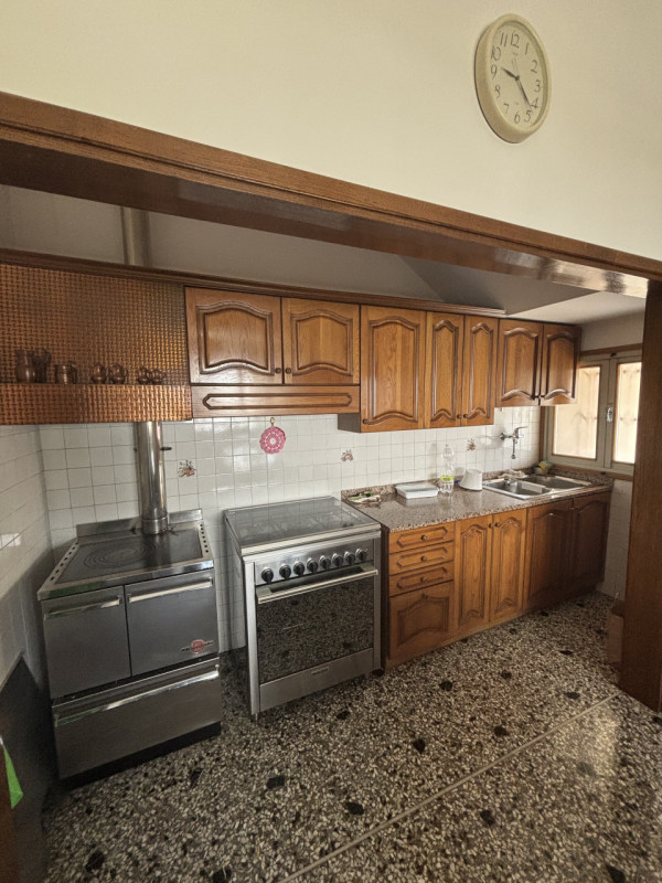 Proponiamo in vendita un ampio appartamento trilocale di 85 mq situato nella tranquilla zona resi...