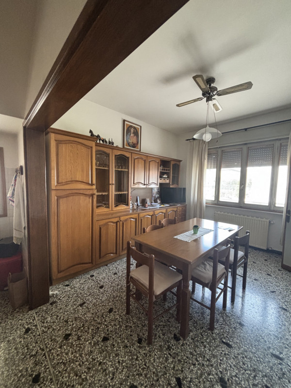 Proponiamo in vendita un ampio appartamento trilocale di 85 mq situato nella tranquilla zona resi...