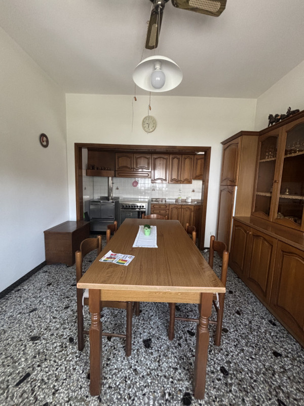 Proponiamo in vendita un ampio appartamento trilocale di 85 mq situato nella tranquilla zona resi...