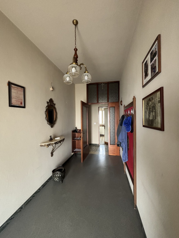 Proponiamo in vendita un ampio appartamento trilocale di 85 mq situato nella tranquilla zona resi...