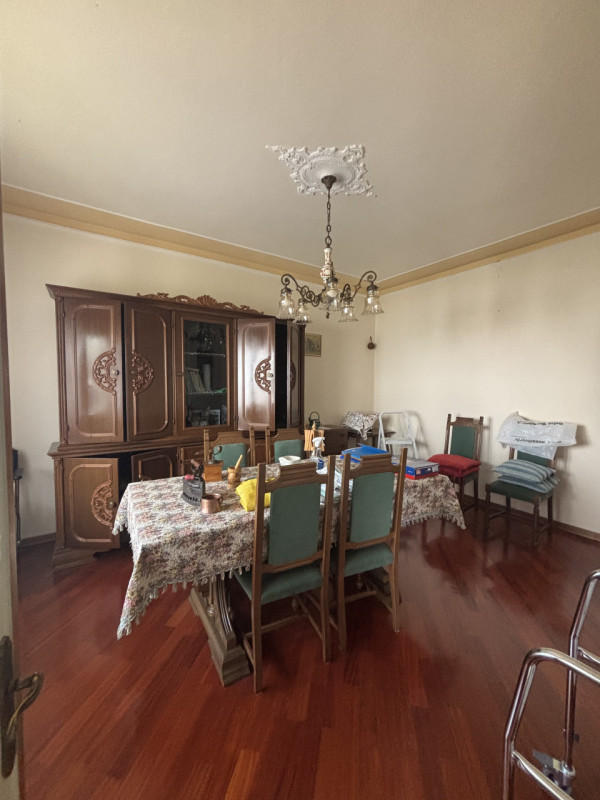 Proponiamo in vendita un ampio appartamento trilocale di 85 mq situato nella tranquilla zona resi...