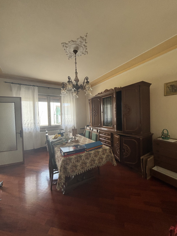 Proponiamo in vendita un ampio appartamento trilocale di 85 mq situato nella tranquilla zona resi...