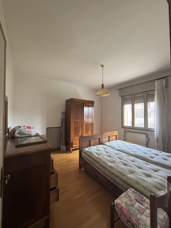 Proponiamo in vendita un ampio appartamento trilocale di 85 mq situato nella tranquilla zona resi...