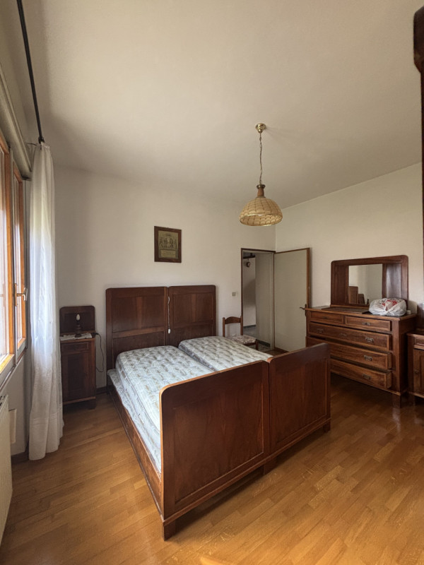 Proponiamo in vendita un ampio appartamento trilocale di 85 mq situato nella tranquilla zona resi...