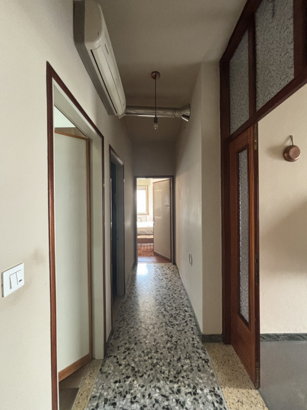 Proponiamo in vendita un ampio appartamento trilocale di 85 mq situato nella tranquilla zona resi...