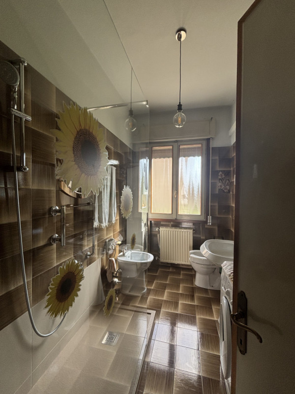 Proponiamo in vendita un ampio appartamento trilocale di 85 mq situato nella tranquilla zona resi...