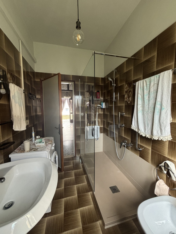 Proponiamo in vendita un ampio appartamento trilocale di 85 mq situato nella tranquilla zona resi...