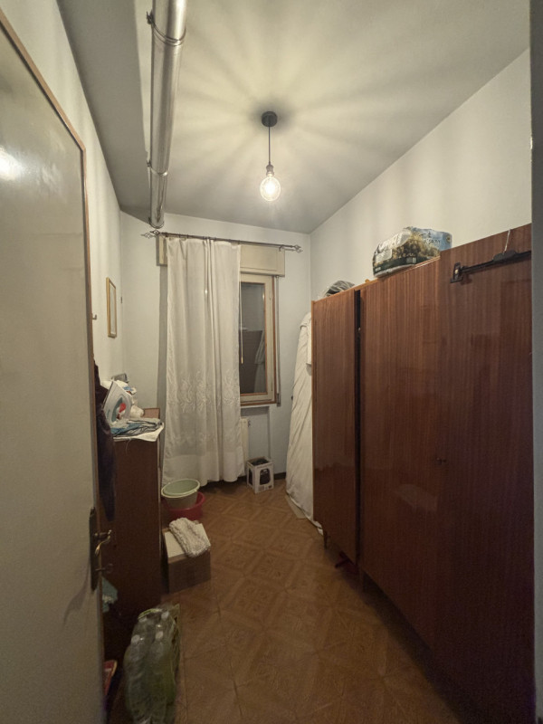 Proponiamo in vendita un ampio appartamento trilocale di 85 mq situato nella tranquilla zona resi...