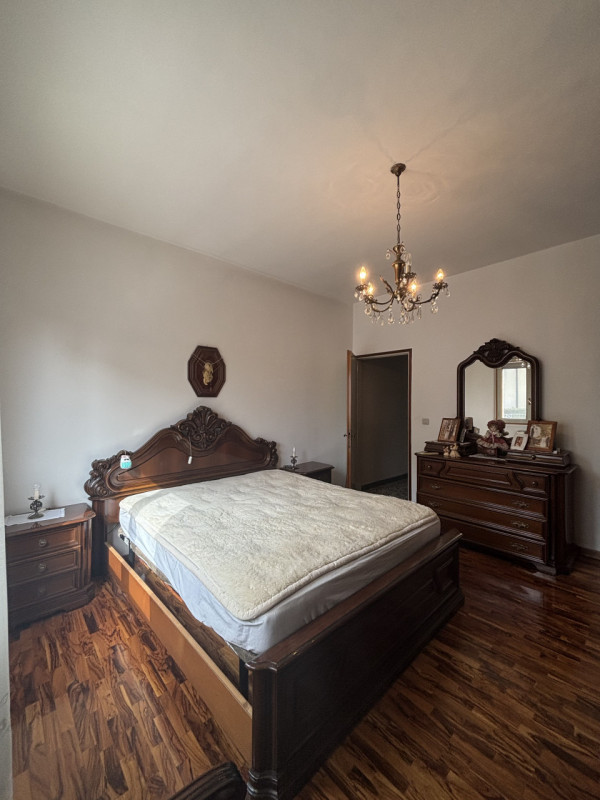 Proponiamo in vendita un ampio appartamento trilocale di 85 mq situato nella tranquilla zona resi...