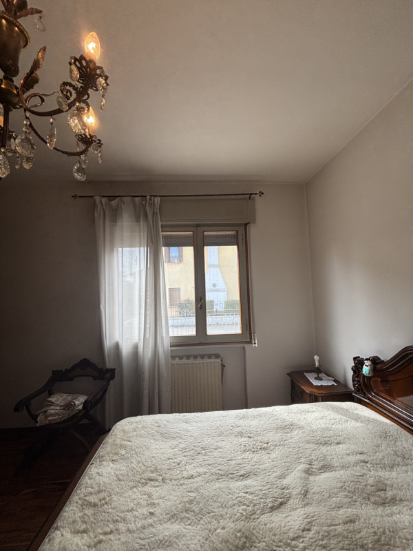 Proponiamo in vendita un ampio appartamento trilocale di 85 mq situato nella tranquilla zona resi...