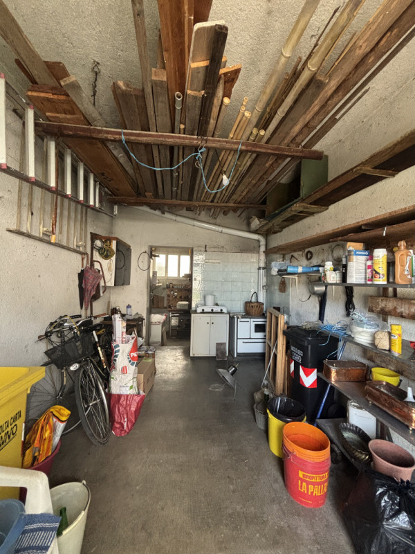 Proponiamo in vendita un ampio appartamento trilocale di 85 mq situato nella tranquilla zona resi...