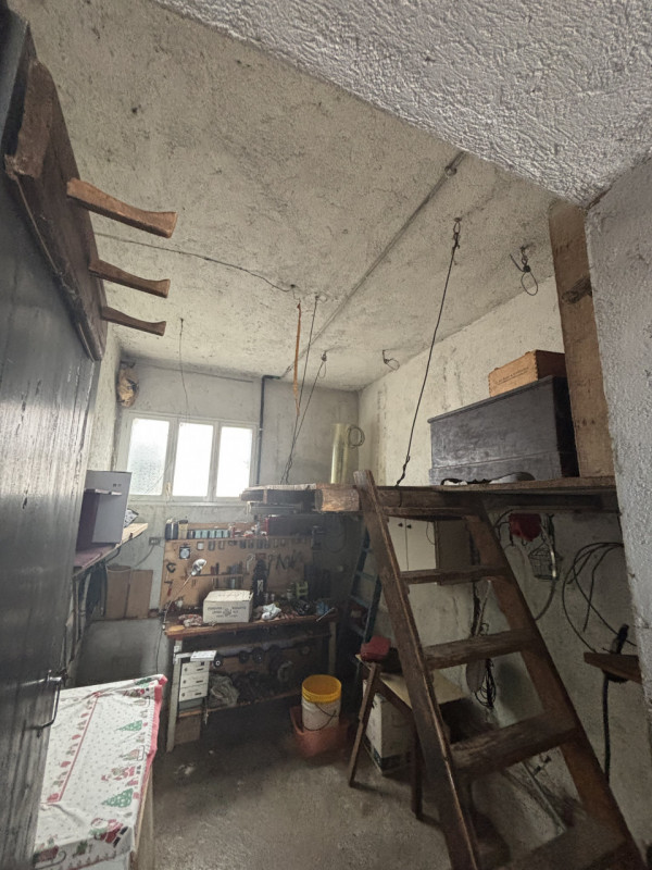 Proponiamo in vendita un ampio appartamento trilocale di 85 mq situato nella tranquilla zona resi...