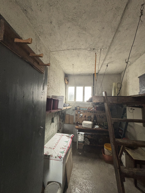 Proponiamo in vendita un ampio appartamento trilocale di 85 mq situato nella tranquilla zona resi...