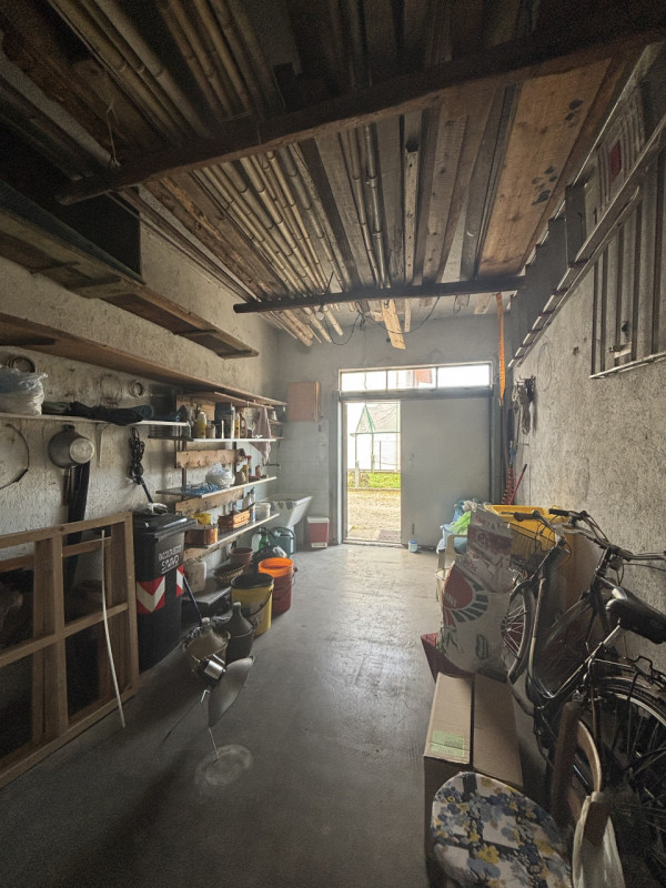 Proponiamo in vendita un ampio appartamento trilocale di 85 mq situato nella tranquilla zona resi...