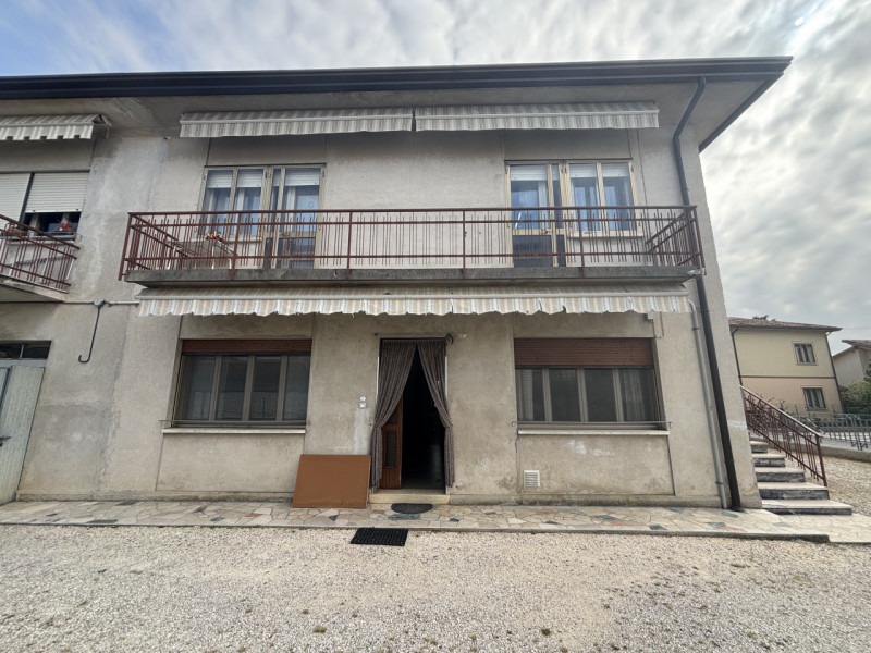 Proponiamo in vendita un ampio appartamento trilocale di 85 mq situato nella tranquilla zona resi...