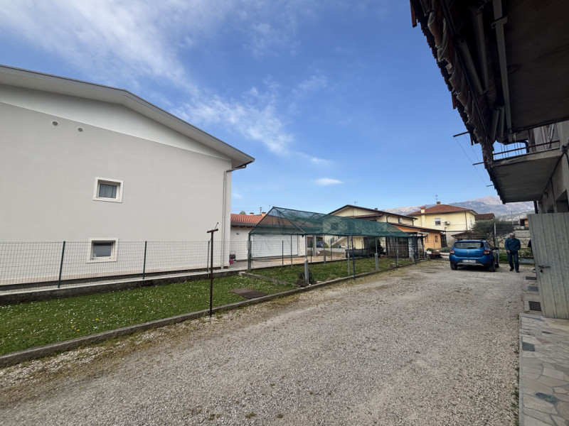 Proponiamo in vendita un ampio appartamento trilocale di 85 mq situato nella tranquilla zona resi...