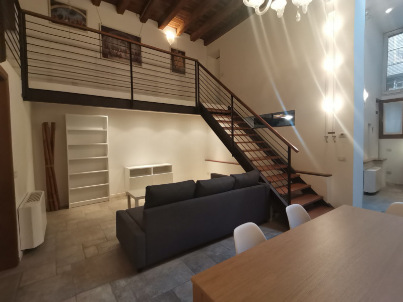 Centro storico in via Umberto I Loft su due livelli completamente arredato. ingresso indipendente...