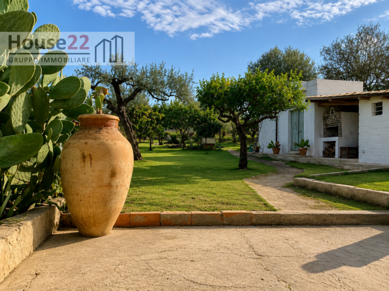 NOTO- SIRACUSA. Proponiamo in vendita una splendida VILLA SINGOLA a Noto, situata in una posizion...