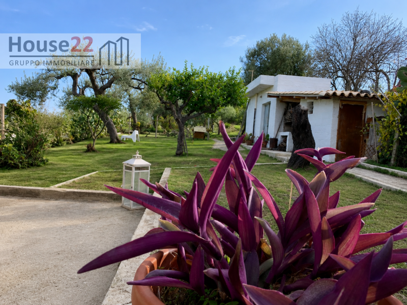 NOTO- SIRACUSA. Proponiamo in vendita una splendida VILLA SINGOLA a Noto, situata in una posizion...