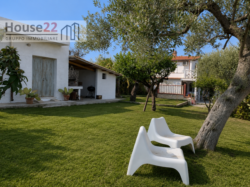 NOTO- SIRACUSA. Proponiamo in vendita una splendida VILLA SINGOLA a Noto, situata in una posizion...