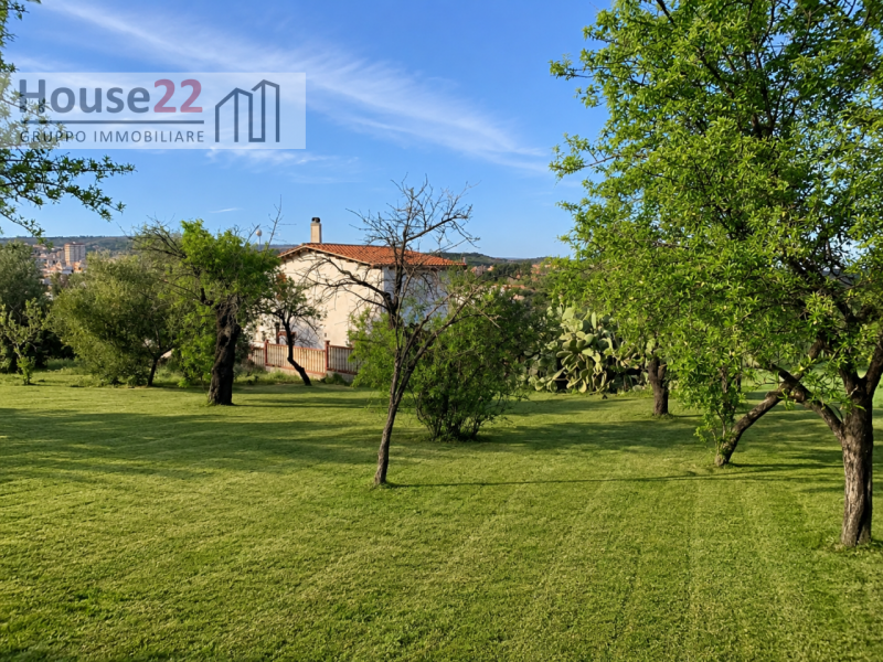 NOTO- SIRACUSA. Proponiamo in vendita una splendida VILLA SINGOLA a Noto, situata in una posizion...