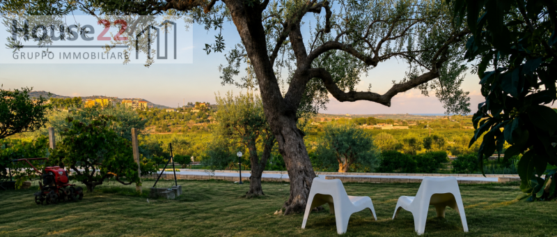NOTO- SIRACUSA. Proponiamo in vendita una splendida VILLA SINGOLA a Noto, situata in una posizion...