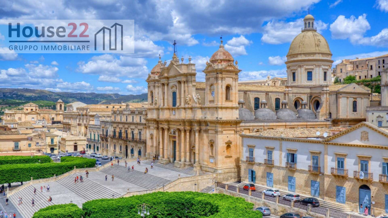 NOTO- SIRACUSA. Proponiamo in vendita una splendida VILLA SINGOLA a Noto, situata in una posizion...