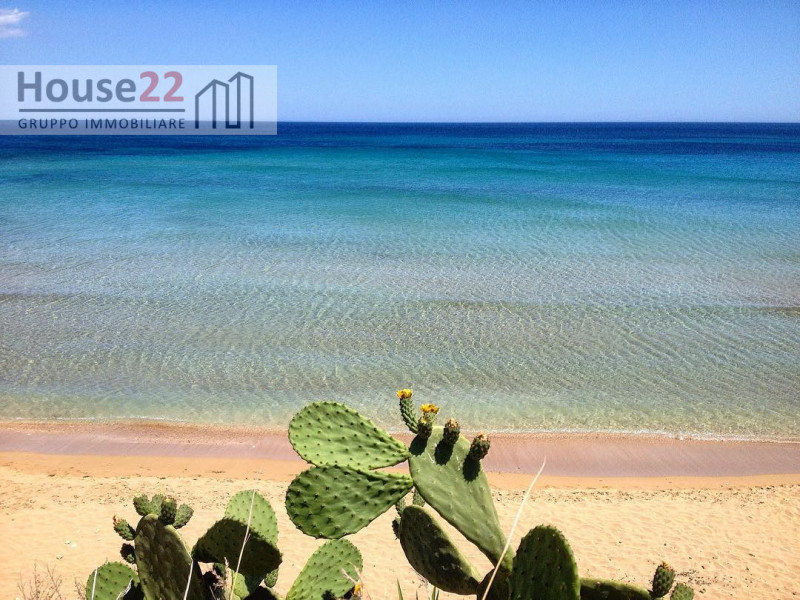 NOTO- SIRACUSA. Proponiamo in vendita una splendida VILLA SINGOLA a Noto, situata in una posizion...