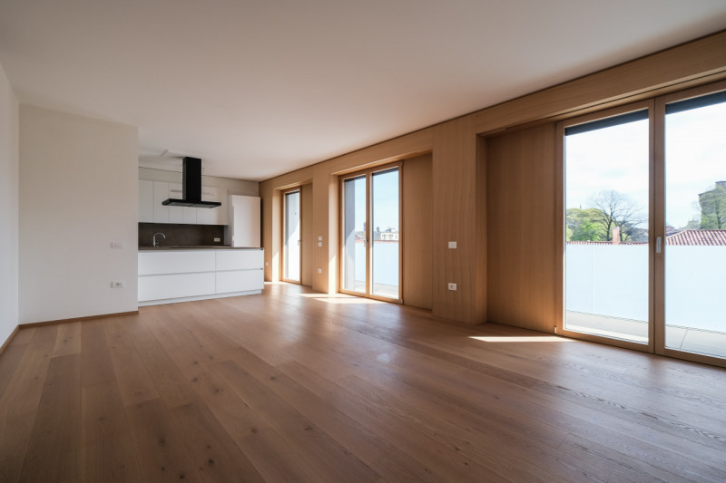 Nel cuore della città, a pochi passi da Piazza Castello e dalla stazione, si inserisce una soluzi...