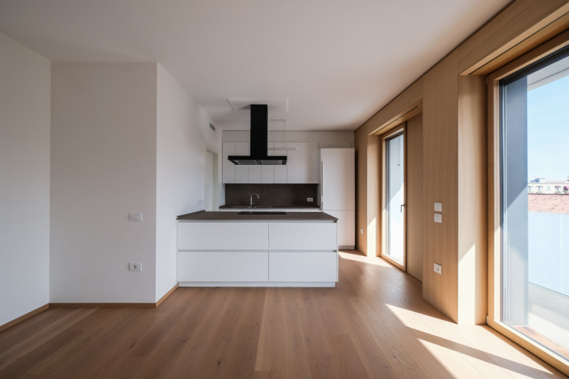 Nel cuore della città, a pochi passi da Piazza Castello e dalla stazione, si inserisce una soluzi...