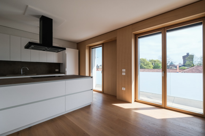 Nel cuore della città, a pochi passi da Piazza Castello e dalla stazione, si inserisce una soluzi...