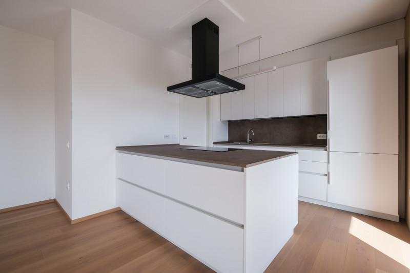 Nel cuore della città, a pochi passi da Piazza Castello e dalla stazione, si inserisce una soluzi...