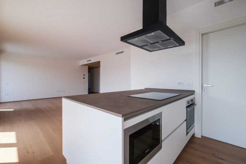 Nel cuore della città, a pochi passi da Piazza Castello e dalla stazione, si inserisce una soluzi...