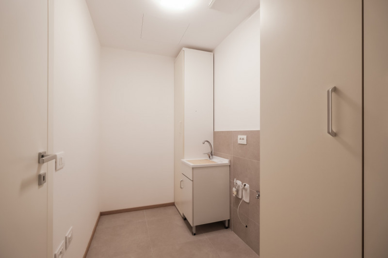 Nel cuore della città, a pochi passi da Piazza Castello e dalla stazione, si inserisce una soluzi...