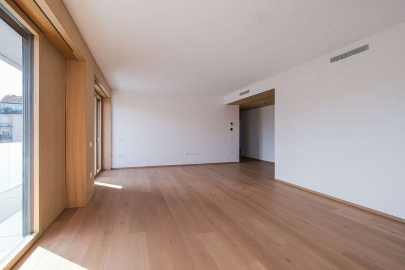 Nel cuore della città, a pochi passi da Piazza Castello e dalla stazione, si inserisce una soluzi...