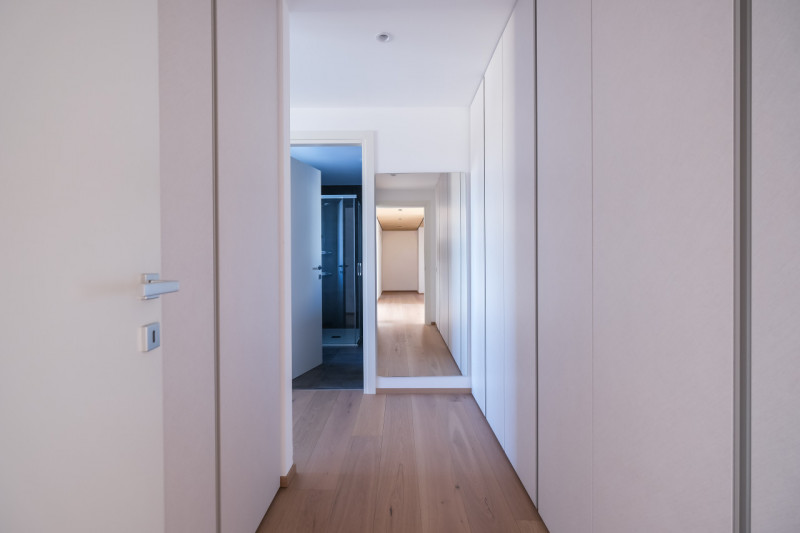 Nel cuore della città, a pochi passi da Piazza Castello e dalla stazione, si inserisce una soluzi...