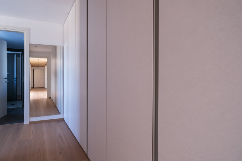 Nel cuore della città, a pochi passi da Piazza Castello e dalla stazione, si inserisce una soluzi...